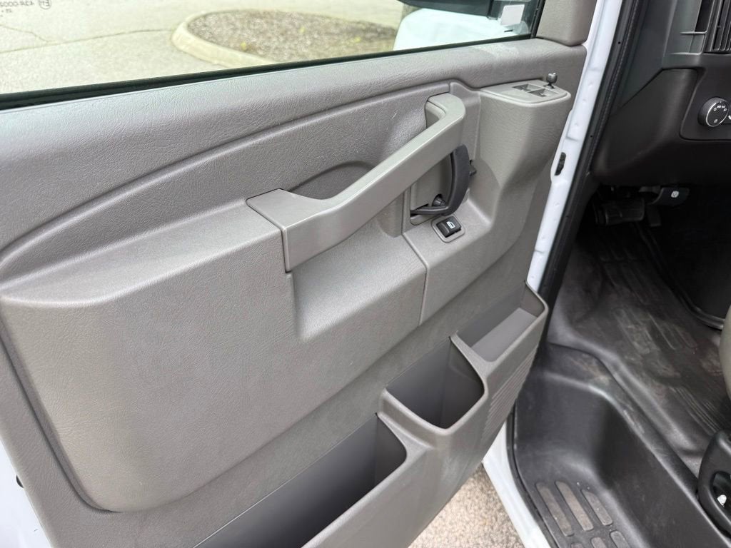 2025 Chevrolet Express Cargo WT